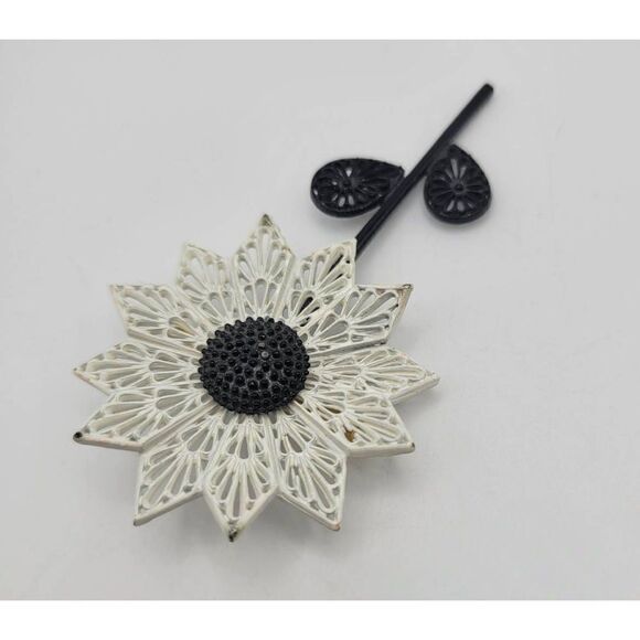 1960's Large Groovy Mod Black and White Daisy Flower Brooch Pin - Picture 4 of 6